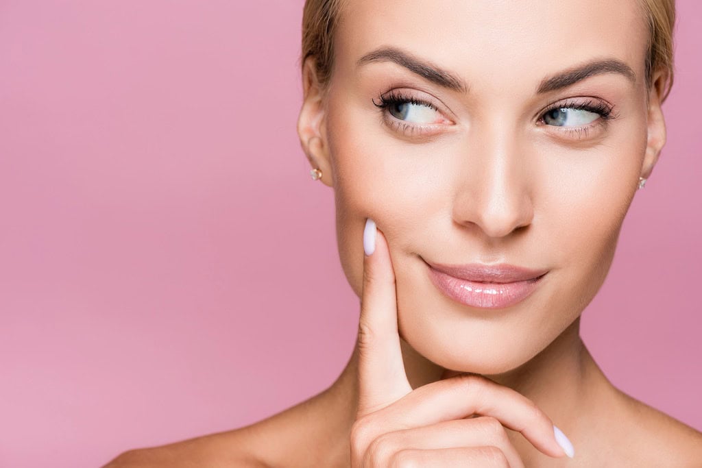 Schönes junges Frauengesicht mit makelloser Haut, Kosmetikstudio Balance Duisburg.